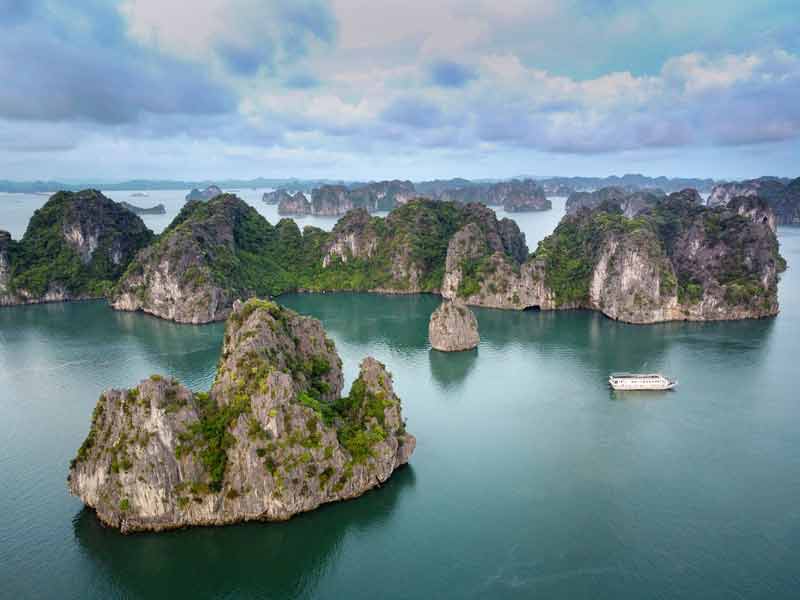 Vue aérienne de la baie d’Ha Long