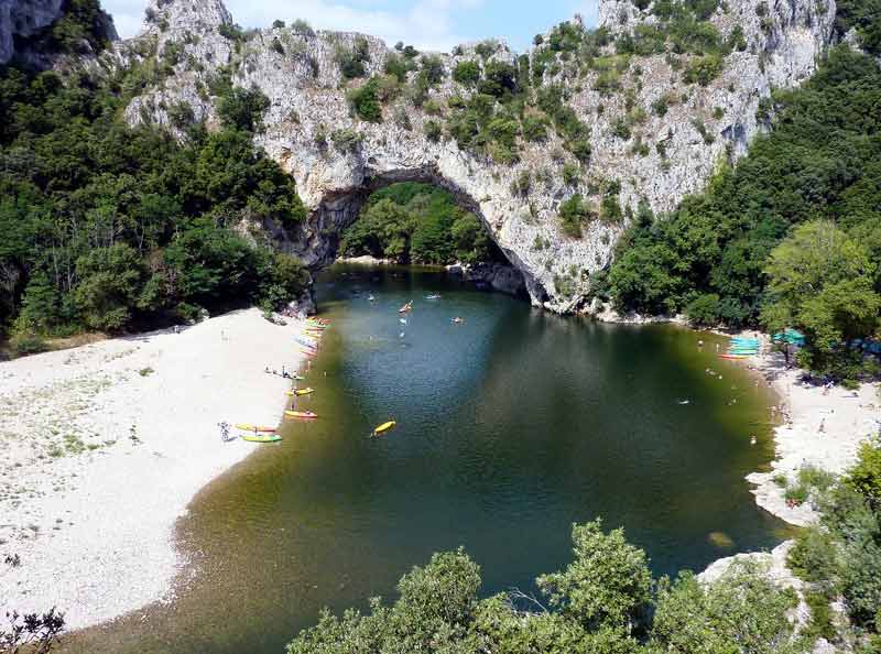 Vue sur des canoës qui passent sous le pont d'Arc, gorges de l'Ardèche