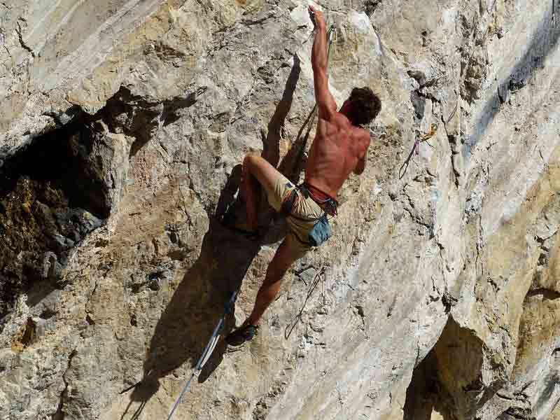 grimpeur qui escalade les falaises du Fontgarnide, Ardèche