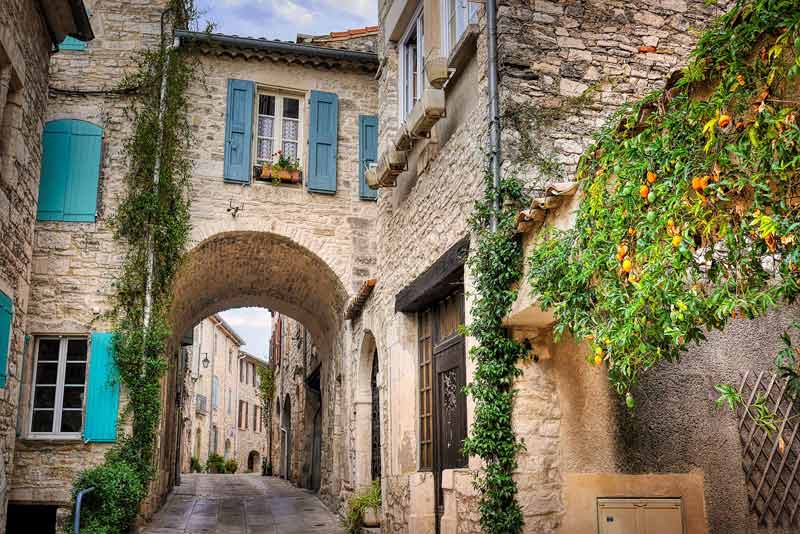 maison en pierre avec des volets bleus dans le village de Vézénobres