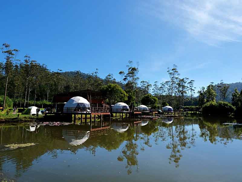 Photo d'un camping de luxe avec des logements en forme de dôme au bord de l'eau