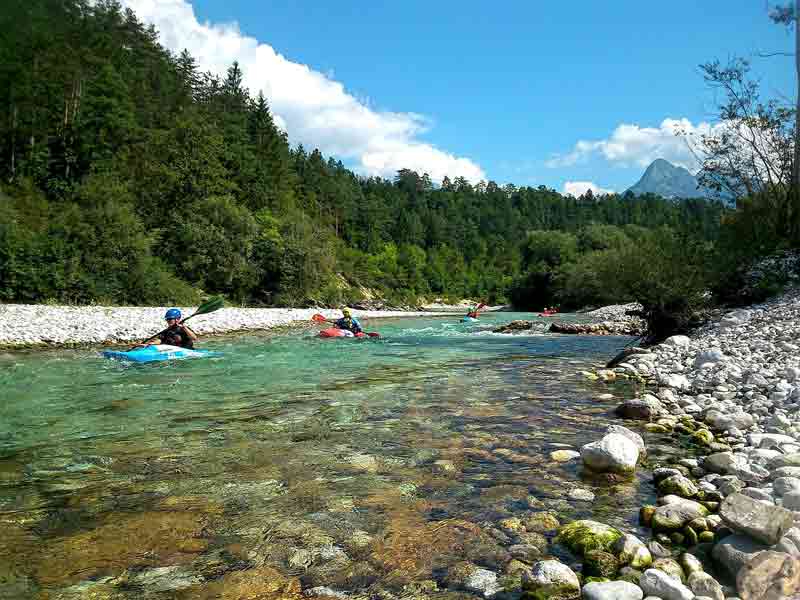 Groupe de jeunes qui font du kayak dans une rivière des Pyrénées