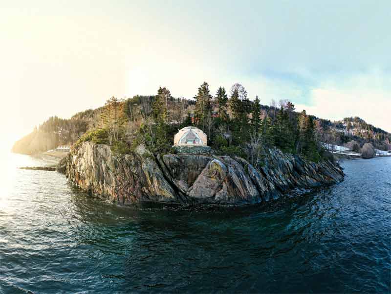 camping insolite en pleine nature avec hébergement panoramique sur un rocher en bord de lac