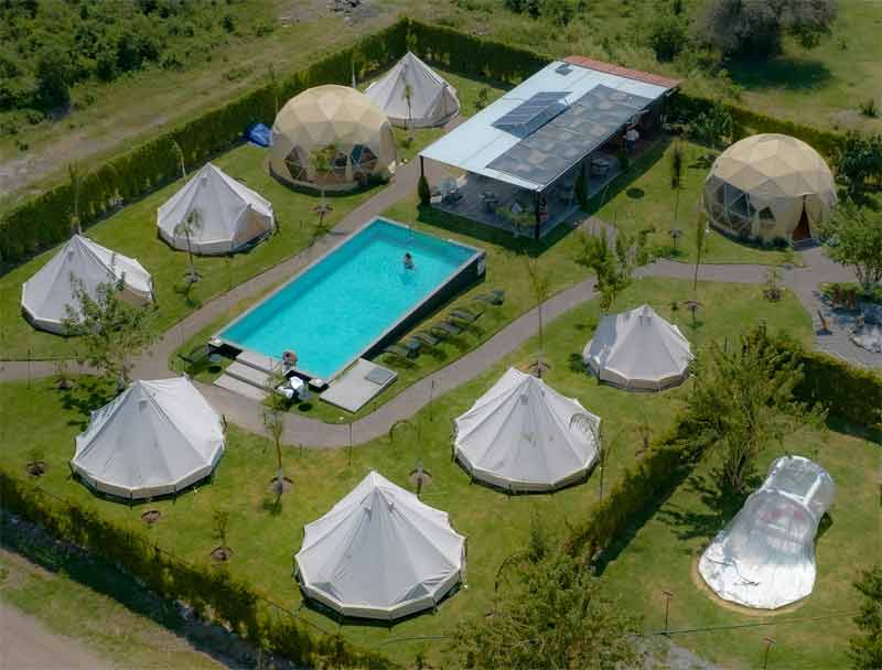 Camping glamping avec dômes, tentes confortables et piscine, parfait pour un court séjour nature tout confort