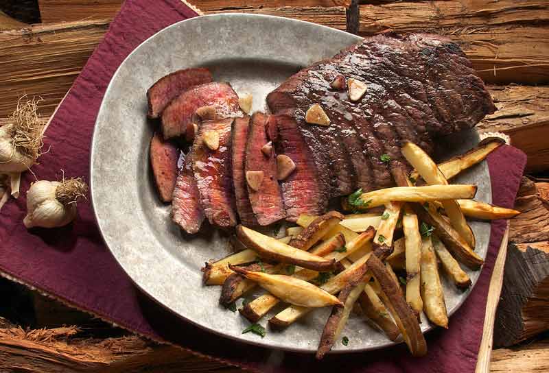 Assiette avec un steak et des frites