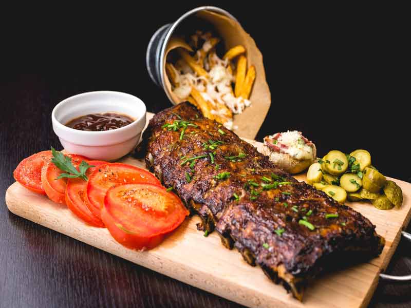 ribs cuits au barbecue avec des frites