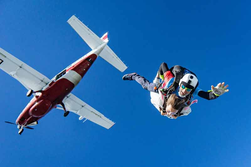 Saut en parachute depuis un avion en plein ciel, une activité à sensations fortes incontournable pour un week-end
adrénaline