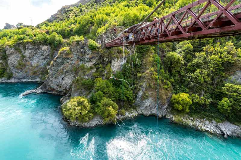 Saut à l’élastique depuis un pont au-dessus d’une rivière turquoise, une expérience extrême pour amateurs de sensations
fortes