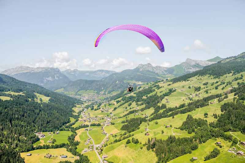 Vol en parapente au-dessus des montagnes et vallées verdoyantes, une activité à sensations fortes mêlant adrénaline et
contemplation