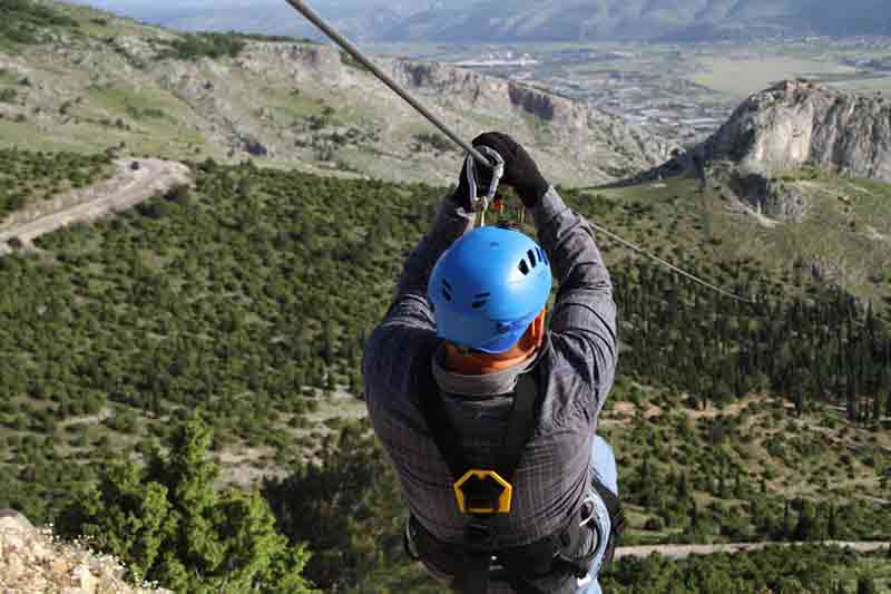 Descente en tyrolienne au-dessus des montagnes, une activité à sensations fortes entre vitesse et panorama
spectaculaire