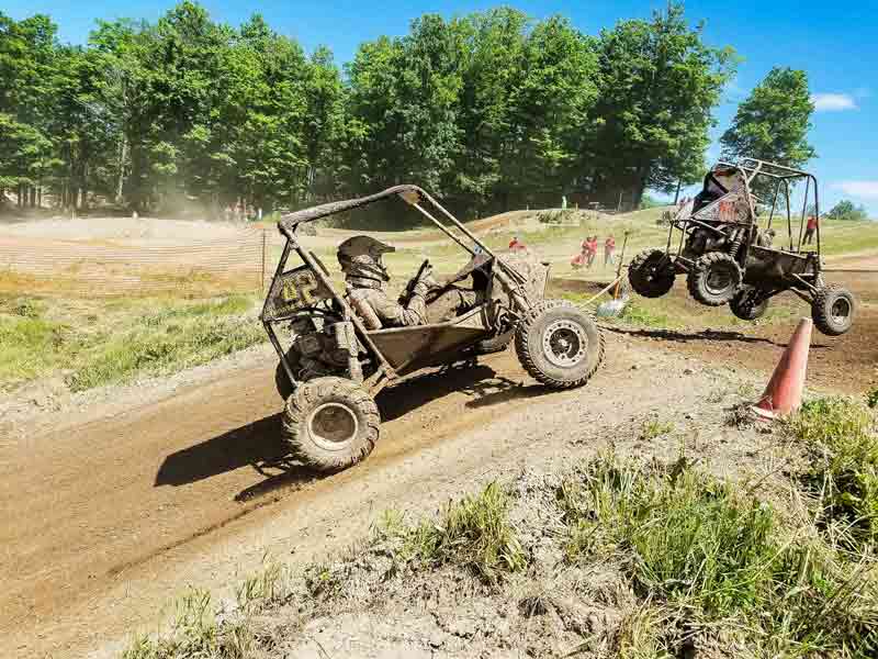 Course en buggy tout-terrain sur piste poussiéreuse, une activité à sensations fortes pour amateurs de vitesse et
d’aventure