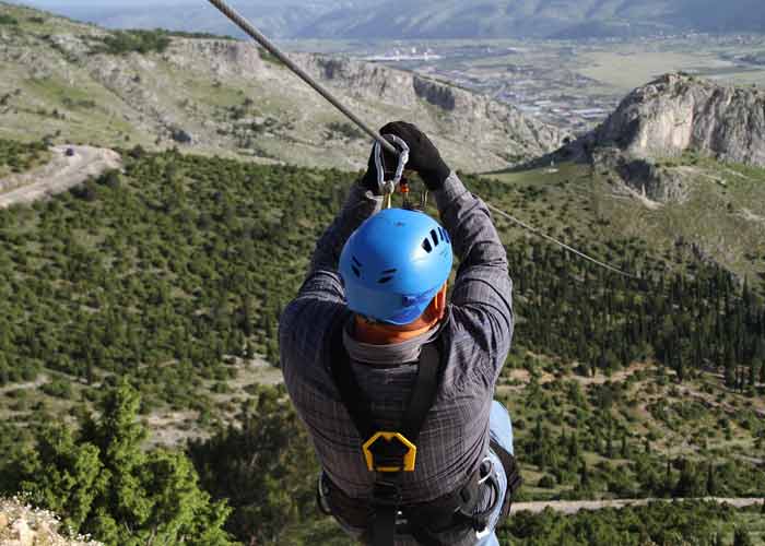 Descente en tyrolienne au-dessus des montagnes, une activit  sensations fortes entre vitesse et panorama spectaculaire