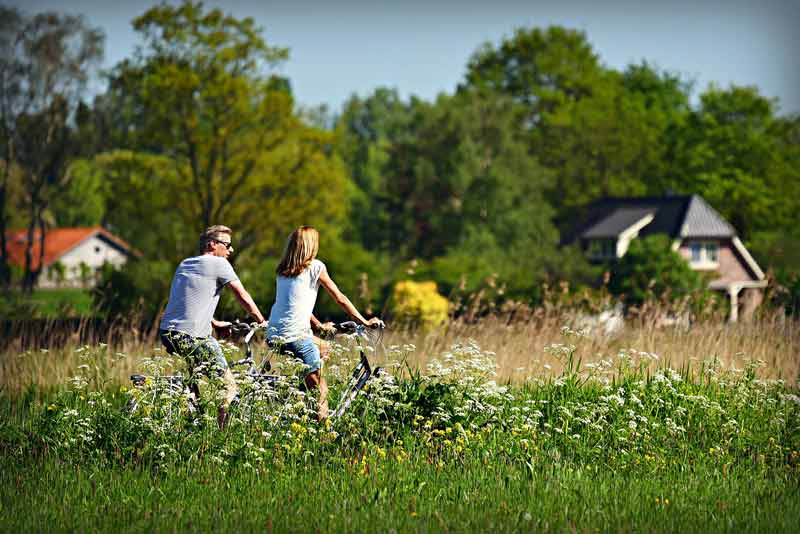 couple qui fait du vélo sur une route de campagne