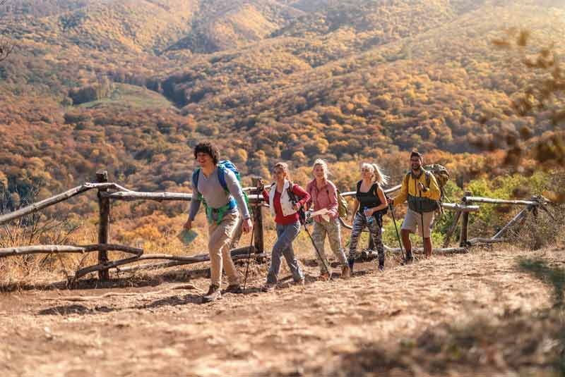 groupe d'amis qui font une randonnée en montagne