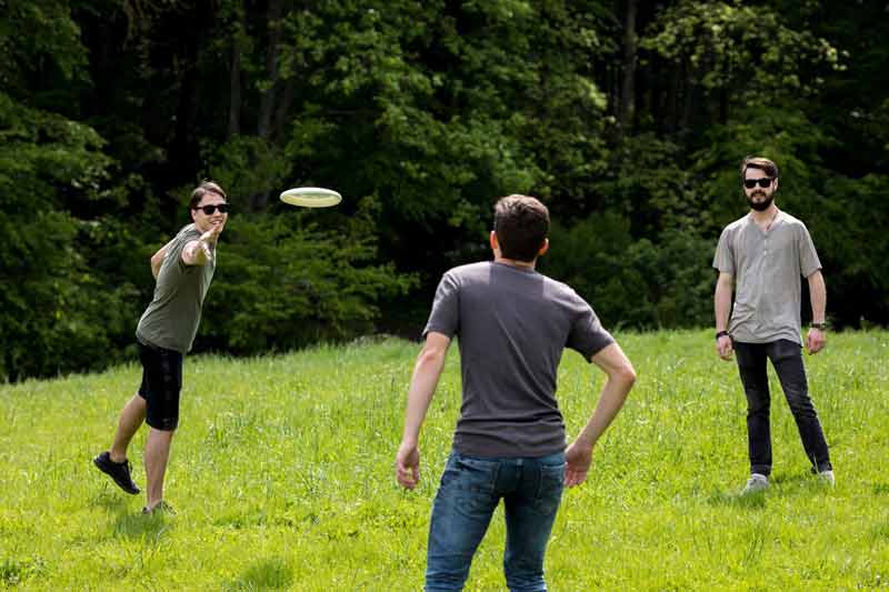 groupe d'amis qui jouent au frisbee