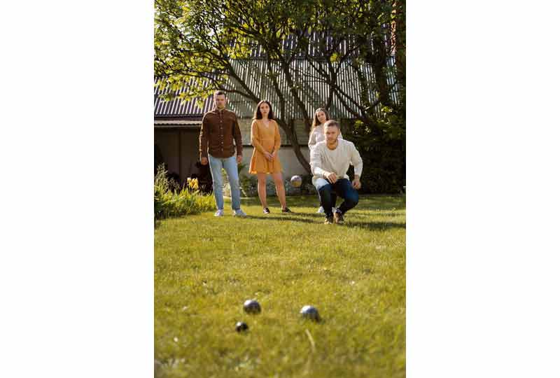 Partie de pétanque lors d'un week-end sportif entre amis