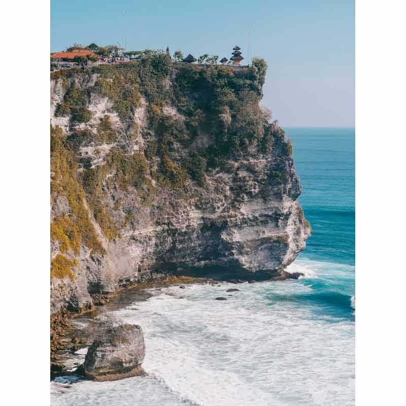 Temple d’Uluwatu perché au sommet des falaises surplombant l’océan Indien à Bali