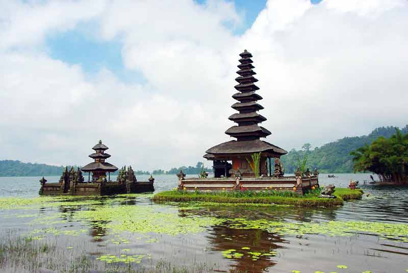 Temple d’Ulun Danu Bratan à Bali, posé sur les eaux du lac Bratan et entouré de montagnes verdoyantes
