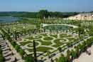 Vue aérienne des jardins à la française du Château de Versailles, avec parterres géométriques, bassins 
										  et allées bordées d'arbres taillés