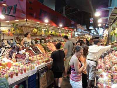 Etal de fruits frais au mercat de Sant Josep