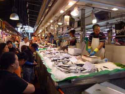 Poissonnier au marché couvert de la Boqueria