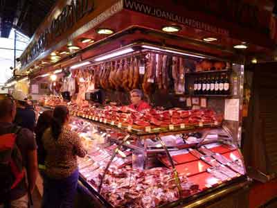 Charcutier au marché couvert de la Boqueria