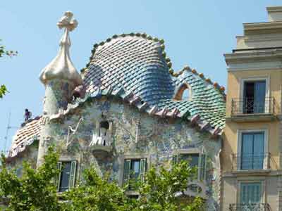 Toit de la casa Batlló vu depuis Passeig de Gràcia