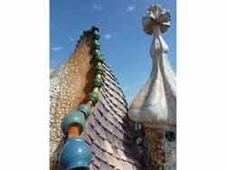 Toit-terrasse de la casa Batlló évoquant les ondulations du corps d'un dragon