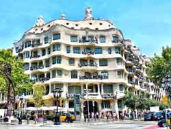 Casa Milà et sa façade de pierre grise