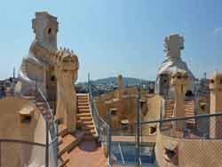 toit-terrasse de la Pedrera avec des cheminées évoquant des silhouettes de guerriers