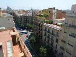 Vue sur passeig de Gràcia depuis le toit-terrasse de la casa Milà