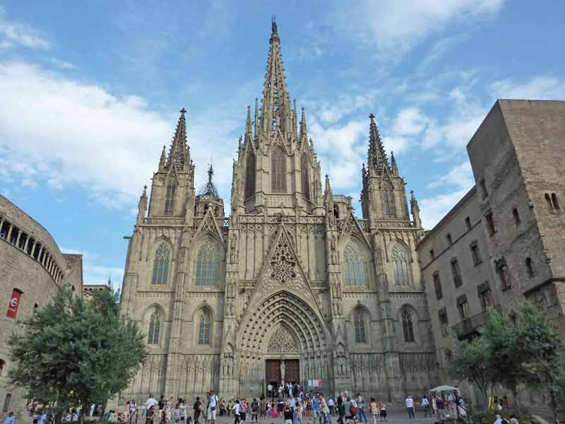 Façade avant de la Cathédrale de Barcelone