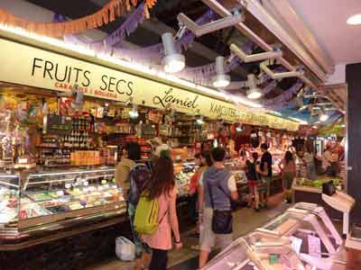 Stand de fruits secs dans le marché de Santa Caterina