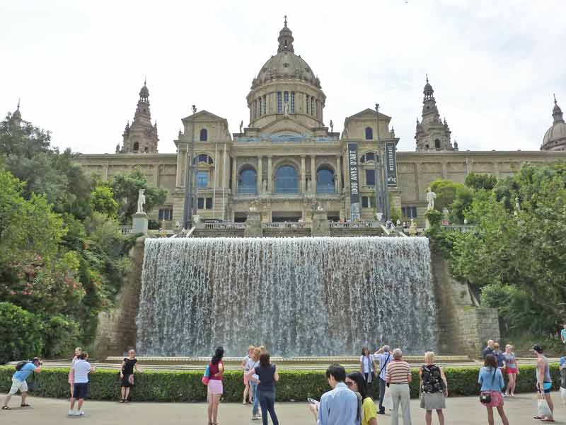 Place des cascades à Barcelone