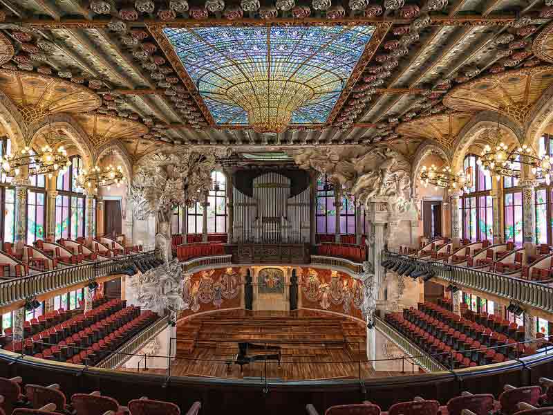 Salle de concert à l'intérieur du palais de la musique catalane avec une verrière en forme de coupole renversée