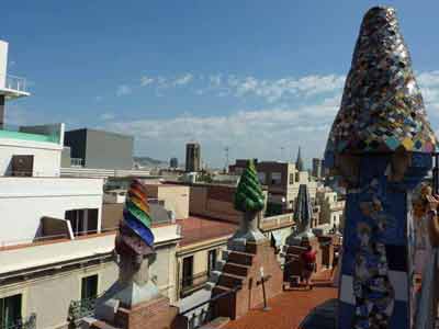 Toit-terrasse du palais Güell coiffé de cheminées en forme de champignon