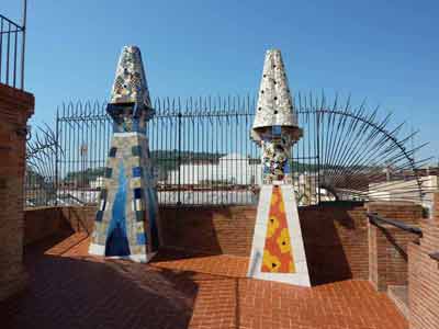 Toit-terrasse du palais Güell coiffé de cheminées en forme de champignon