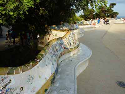 Banc qui ondule comme un serpent multicolore tout autour de la place de la Nature