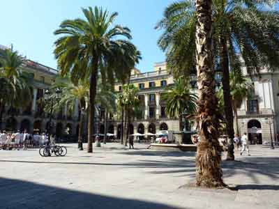 Arcades et palmiers de la plaça Reial