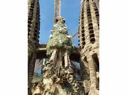 Zoom sur une sculpture sur la façade de la Sagrada Familia