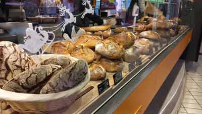 Boulangerie maison Beauhaire avec du pain de ferme aux blés anciens, marché Victor Hugo (Toulouse)