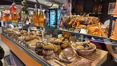 Boulangerie Beauhaire avec des pavés aveyronnais et des pâtisseries faites maison, marché Victor Hugo de Toulouse