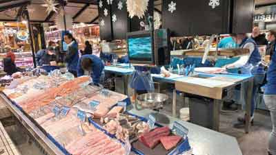 nombreuses variétés de poissons, de coquillages et de crustacés à la poissonnerie Bellocq (marché Victor Hugo, Toulouse)
