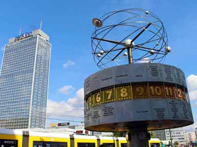 Horloge universelle Urania (Urania-Weltzeituhr) sur l’Alexanderplatz dans le quartier de Mitte à Berlin