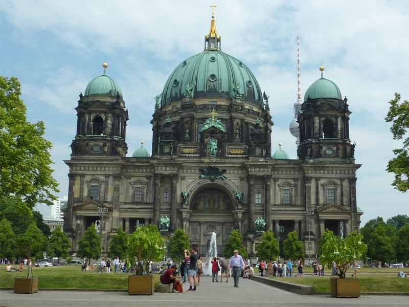 Vue sur la Berliner Dom (cathédrale de Berlin) depuis le Lustgarten (parc sur l'île aux Musées dans le centre de Berlin)