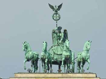 Le quadrige (char antique monté sur deux roues, attelé de quatre chevaux) de la porte de Brandebourg