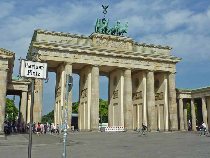 Porte de Brandebourg (Brandenburger Tor) vue depuis la Pariser platz