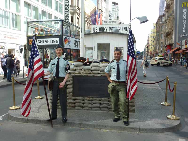 Checkpoint Charlie, ancien poste de contrôle sur la Friedrichstraße entre les districts de Mitte et de Kreuzberg