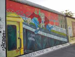 Mauerspringer, peinture murale par Gabriel Heimler sur la East Side Gallery