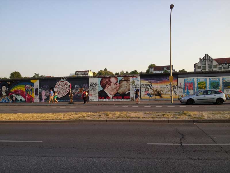 Panorama sur l'East Side Gallery avec vue sur le Baiser fraternel